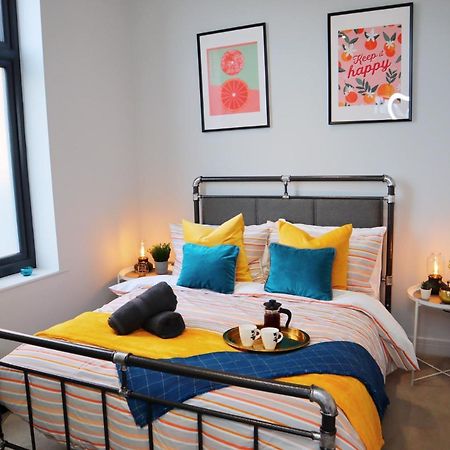 Trendy Urban Industrial Apartment - Great Location - Parking - Fast Wifi - Smart Tv - Beautiful 2 Double Bedroom Apartment Sleeps Up To 4! Борнмут Экстерьер фото