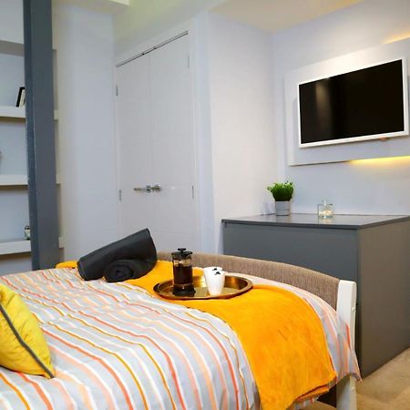 Trendy Urban Industrial Apartment - Great Location - Parking - Fast Wifi - Smart Tv - Beautiful 2 Double Bedroom Apartment Sleeps Up To 4! Борнмут Экстерьер фото