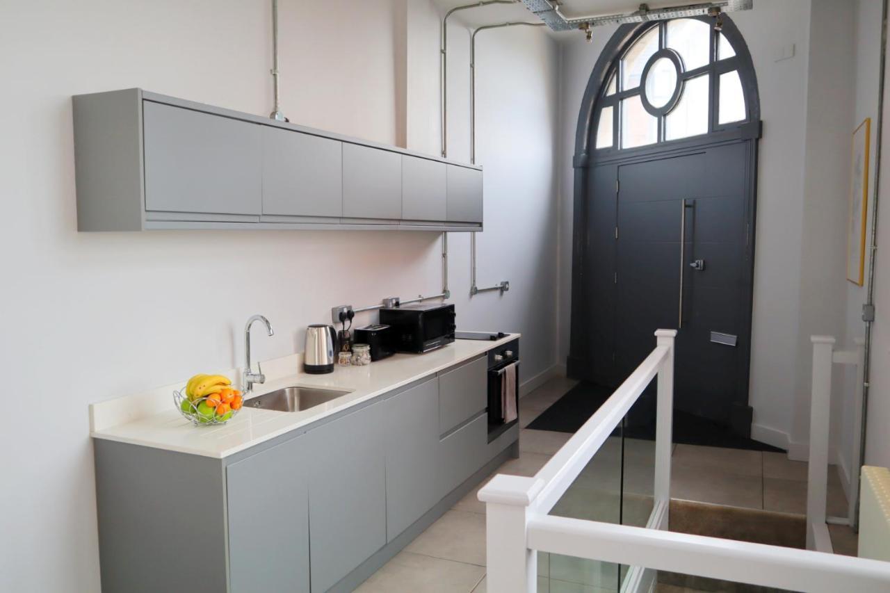 Trendy Urban Industrial Apartment - Great Location - Parking - Fast Wifi - Smart Tv - Beautiful 2 Double Bedroom Apartment Sleeps Up To 4! Борнмут Экстерьер фото