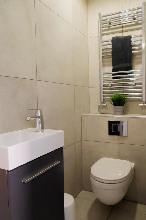 Trendy Urban Industrial Apartment - Great Location - Parking - Fast Wifi - Smart Tv - Beautiful 2 Double Bedroom Apartment Sleeps Up To 4! Борнмут Экстерьер фото