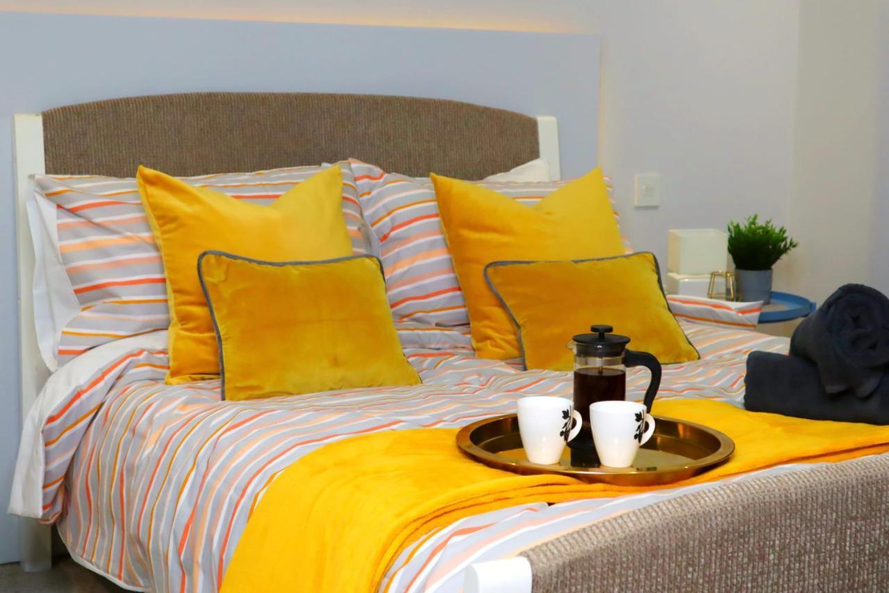 Trendy Urban Industrial Apartment - Great Location - Parking - Fast Wifi - Smart Tv - Beautiful 2 Double Bedroom Apartment Sleeps Up To 4! Борнмут Экстерьер фото