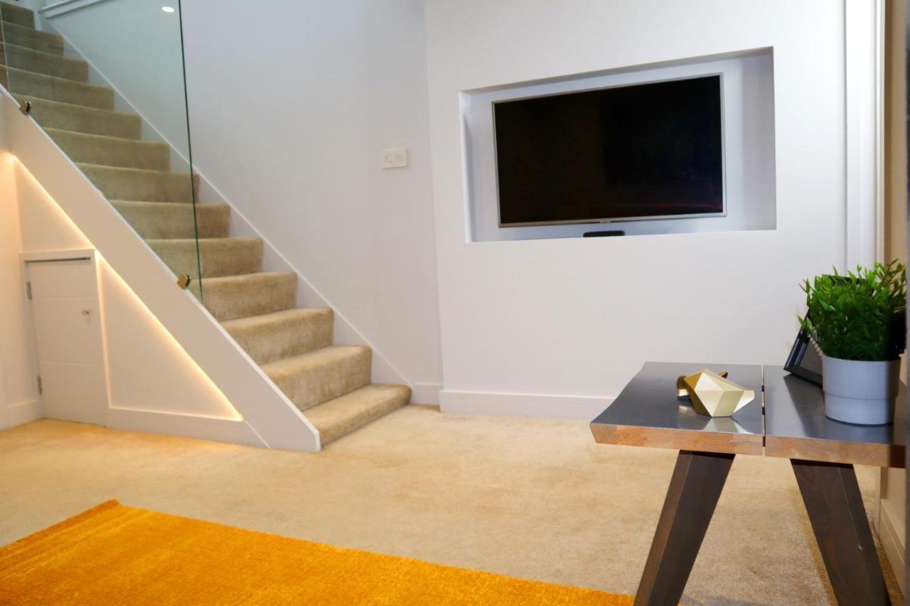 Trendy Urban Industrial Apartment - Great Location - Parking - Fast Wifi - Smart Tv - Beautiful 2 Double Bedroom Apartment Sleeps Up To 4! Борнмут Экстерьер фото
