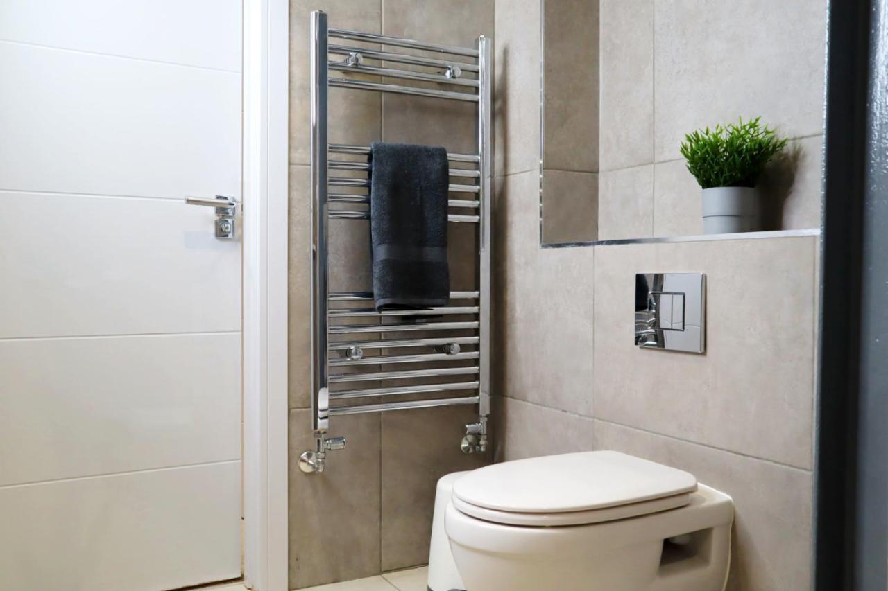 Trendy Urban Industrial Apartment - Great Location - Parking - Fast Wifi - Smart Tv - Beautiful 2 Double Bedroom Apartment Sleeps Up To 4! Борнмут Экстерьер фото
